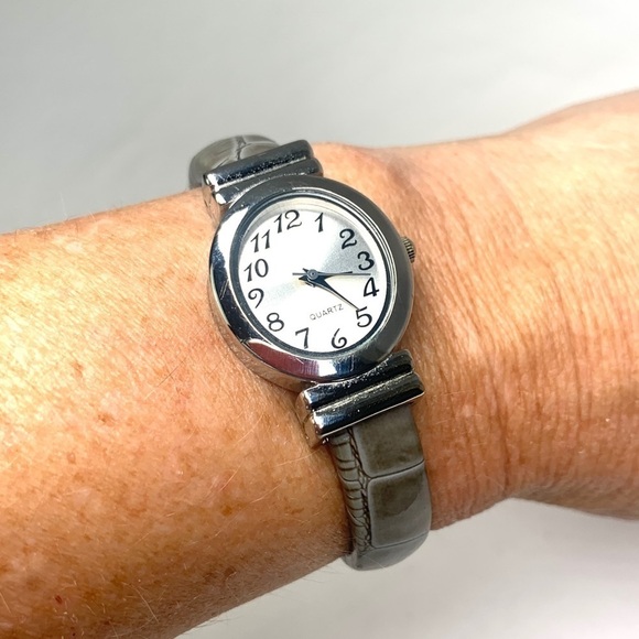 Women’s Analog Wristwatch Stainless Steel Bracelet Band Hinged Closure Quartz - Picture 5 of 10